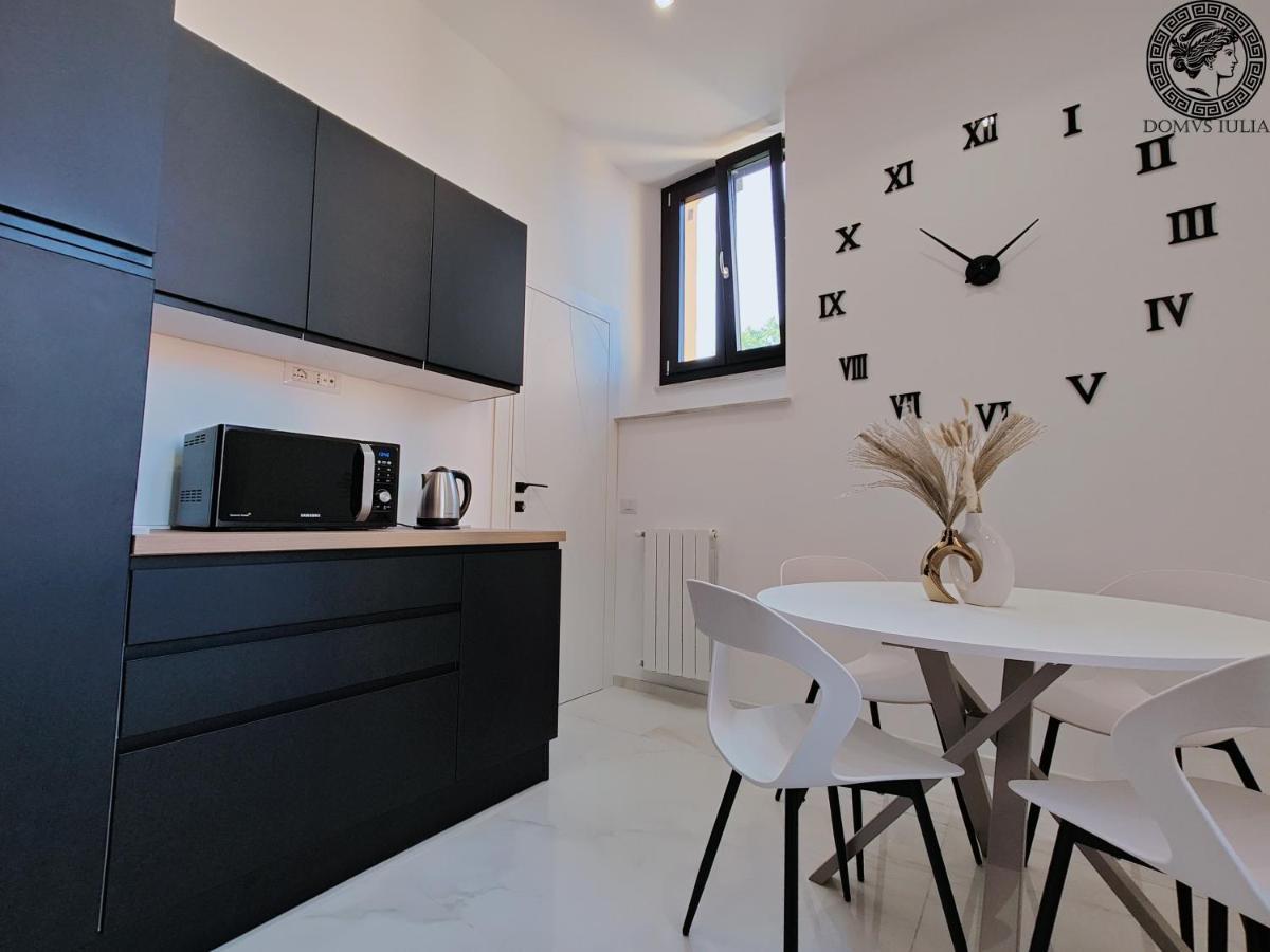 Domus Iulia - Colosseo Рим Экстерьер фото