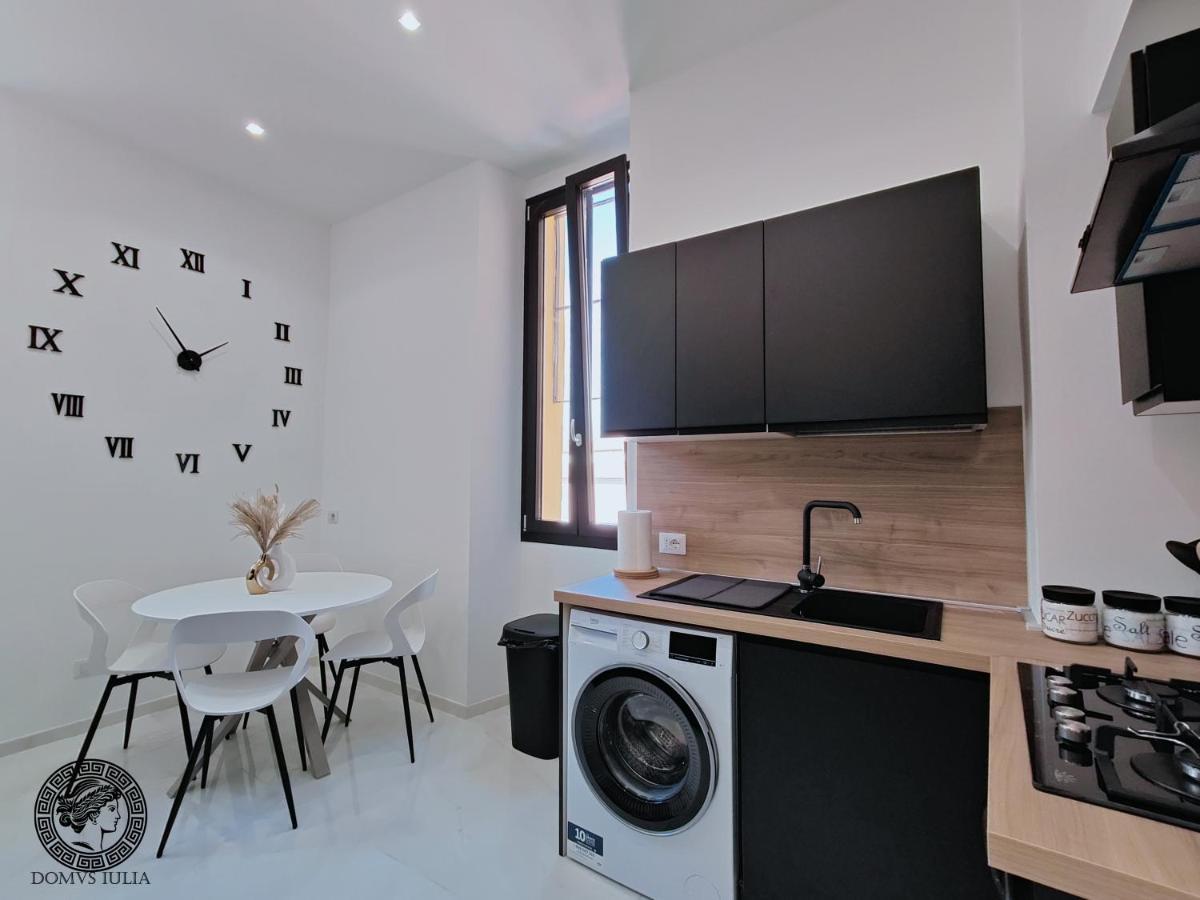 Domus Iulia - Colosseo Рим Экстерьер фото