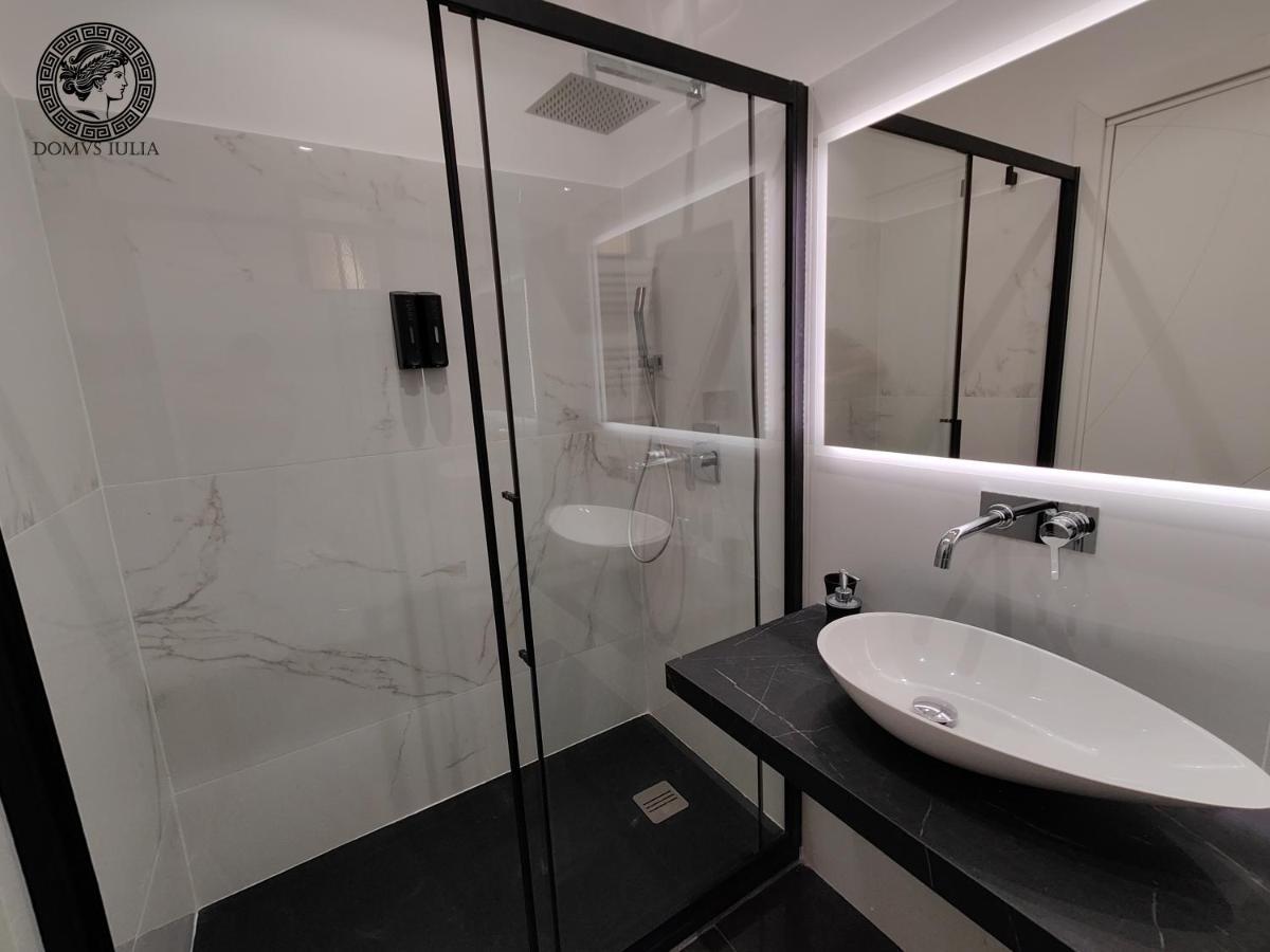 Domus Iulia - Colosseo Рим Экстерьер фото