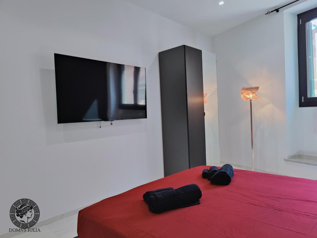 Domus Iulia - Colosseo Рим Экстерьер фото